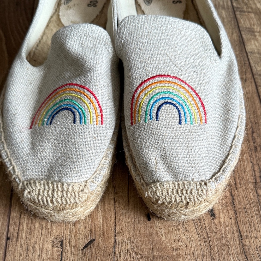 Like new Soludos Light Beige Slippers with Rainbow - Worn once! Women’s size 6.5 - Picture 3 of 10